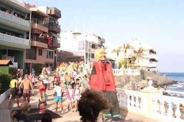 Un pasacalles anima a Melenara a vivir sus fiestas (Foto Briand Rodríguez)